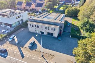 <p><strong>Commercieel gelegen industrieel gebouw met 2 verhuurde appartementen op perceel van 26a69ca</strong></p><p>Rijksweg 732, Dilsen-Stokkem | Vraagprijs € 1.349.000</p><p>Op een uitstekend commerciële en strategische ligging langs de Rijksweg 732 te Dilsen-Stokkem bevindt zich dit veelzijdige industrieel/commerciële eigendom met twee bovenliggende appartementen, gelegen op een ruim perceel van 26a69ca.</p><p>De combinatie van een ruime showroom, magazijn, tussenverdieping, uitgebreide buitenruimte en twee reeds verhuurde appartementen maakt dit eigendom bijzonder interessant voor ondernemers én investeerders.</p><p><u>Bedrijfsruimte van ca. 710 m² die bestaat uit:</u><br />* ca. 400 m² showroom/toonzaal, ideaal voor commerciële activiteiten;<br />* een keuken/eetplaats en bergruimte;<br />* achterliggend magazijn van ca. 200 m² met sectionaalpoort;<br />* tussenverdieping van ca. 110 m²</p><p>Het gebouw beschikt over een ruime buitenzone en biedt dankzij de perceelconfiguratie de mogelijkheid om volledig rondom het gebouw te rijden, wat een belangrijke troef vormt voor ondernemingen die werken met bestelwagens of vrachtwagens. Vooraan het gebouw is bovendien ruim voldoende parkeergelegenheid voorzien.</p><p><u>Twee ruime en verhuurde appartementen</u><br />Boven het commerciële gedeelte bevinden zich twee ruime appartementen van respectievelijk ca. 145 m² en 149 m². Het eerste appartement beschikt over 2 slaapkamers en het tweede appartement beschikt over 3 slaapkamers. De appartementen genereren samen een maandelijkse huuropbrengst van € 1.665, goed voor € 19.980 op jaarbasis. Beide appartementen beschikken over een EPC-label C en zijn uitgerust met warmtepomp en zonnepanelen.</p><p>Met een <strong>vraagprijs van € 1.349.000 </strong>biedt dit eigendom een interessante combinatie van commerciële ruimte, logistieke mogelijkheden en residentiële huuropbrengsten.</p><p>De twee verhuurde appartementen zorgen onmiddellijk voor een stabiele inkomstenstroom en dragen zo reeds een belangrijk deel van de investering. Tegelijk beschikt de koper over een omvangrijke commerciële ruimte die naar eigen behoefte kan worden aangewend of verder kan worden geëxploiteerd.</p><p>De zichtbaarheid langs de Rijksweg, de ruime perceeloppervlakte, de uitstekende bereikbaarheid en de mogelijkheid om het gebouw rondom met vrachtwagens te bereiken, maken van deze locatie een bijzonder interessante uitvalsbasis voor diverse ondernemingen.</p><p>TROEVEN OP EEN RIJ<br />✓ Commerciële ligging langs Rijksweg 732<br />✓ Perceel van 26a69ca<br />✓ Ca. 710 m² commerciële/industriële ruimte<br />✓ Volledig rondom bereikbaar voor **vrachtwagens**<br />✓ Ruime parkeermogelijkheden vooraan<br />✓ 2 ruime bovenliggende appartementen<br />✓ Totale actuele huuropbrengst appartementen: € 19.980/jaar<br />✓ Appartementen met EPC-label C<br />✓ Warmtepompen en zonnepanelen<br />✓ Interessante combinatie van eigen gebruik en investering</p><p><strong>Vraagprijs: € 1.349.000</strong></p><p>Een veelzijdig commercieel eigendom met een sterke ligging en een aantrekkelijke combinatie van ondernemersruimte en onmiddellijk rendement uit twee verhuurde appartementen.</p><p>Voor meer info en/of een bezichtiging: info@jansenrealestate.be of 011/39 90 50</p>