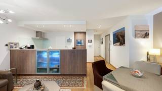 Op een toplocatie, vlak bij alle commerciële voorzieningen én op een steenworp van zee en strand, vindt u dit instapklare appartement met...