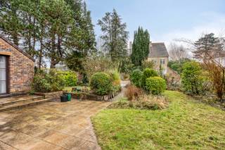 Unieke woning met veel ruimte en mogelijkheden.<br />Gelijkvloers: inkomhal met vestiaire, toilet en douche, ingerichte keuken met granieten werkblad, eetkamer, aansluitend een tweede grote ruimte die kan dienen als eetkamer of salon in te richten naar eigen smaak of noden. Er is eveneens een gezellige woonkamer/zithoek. Terras en tuin met véél privacy. Eerste verdieping: nachthal met ruime polyvalente ruimte, 3 slaapkamers en badkamer met ligbad en dubbele lavabo, douche en apart toilet. Tweede verdieping: ingericht als slaapkamer, bureau, bibliotheek en leeshoek, badkamermeubel met ingewerkte lavabo. Verder beschikt de woning over een ruime kelder met was- en opbergmogelijkheden, garage en oprit. Op slechts 10 minuten van de NAVO (via de fietsroute Zaventem–Evere) en 3 minuten van het Militair Elisabethkwartier. In de nabijheid van scholen, winkels en belangrijke invalswegen.