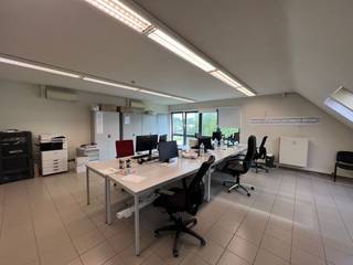 Fantastisch gelegen kantoorruimte van 252 m² met uitstekende zichtlocatie aan de afrit 18 Erpe-Mere van de E40. Vlotte bereikbaarheid met het...