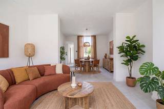 www.driesstraat103.beOp een boogscheut van het centrum, in een geliefde straat vanwege de rust en bereikbaarheid, heb je de kans deze compleet gerenoveerde woning op de kop te tikken. De woning beschikt over een grote, diepe tuin met fietsuitweg, wat eveneens ideaal is voor afvoer van tuinsnoeisel. Via de inkomhal met classy zwarte trap, kom je aan in de leefruimte. De zon piept hier de dag door het huis binnen, waardoor je een overvloed aan licht hebt. Achter de zithoek en leefruimte, kom je aan in de uiterst gezellige keuken met tuinzicht en praktische mezzanine. De wasplaats en technische berging zit centraal. De traphal omvat het eerste toilet. Het 2e toilet vind je in de fraaie badkamer met douche en dubbele wastafel op de 1e verdieping. Deze verdieping telt verder 2 grote slaapkamers. Ga je via de vaste trap naar de dakverdieping, dan kom je uit op de masterbedroom. We plaatsten bij wijze van teaser al eens wat gezellige sfeerfoto's om je te doen wegdromen van je nieuwe thuis! Interesse? Kom deze woning ontdekken op 15/07 na afspraak!