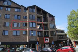 Uiterst centraal gelegen en verzorgd appartement op de 2de verdieping met lift en één slaapkamerINDELING- Inkomhal en gastentoilet met handenwasser-...