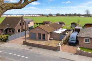 Alleenstaande woning op een prachtig perceel van maar liefst 847 m² met een optimale zuidwest oriëntatie. Op het perceel zijn er 2 garages (waarvan 1 inpandig) en heel wat parkeergelegenheid voor en naast het huis. De tuin is groot, zonnig en beschikt over de nodige privacy. Achteraan kunt u genieten van mooie zichten op de achterliggende velden.<br />Als kers op de taart een vergund zwembad in de tuin (op heden niet in gebruik).<br /><br />Deze laagbouw villa is voorzien van 4 slaapkamers en bevindt zich op een rustige locatie, met aan de overzijde een mooi speelplein. Kortom: een absoluut topaanbod voor gezinnen met kinderen!<br /><br />Indeling: inkomhal aan de zijkant van het huis met rechtstreekse verbinding naar de eerste garage, een aangename leefruimte met een volledig ingerichte open keuken, een veranda met toegang tot de tuin. Verder nog een ruime badkamer en 4 volwaardige slaapkamers (waarvan 1 met dressing). Grote buitenruimte met veel plaats en veel potentieel.<br /><br />Geschikt voor jong en oud aangezien alles zich op het gelijkvloers niveau bevindt.<br />Altijd al gedroomd van een alleenstaande bungalow op een rustige locatie? Dit is uw kans.<br /><br />Bezoeken of meer informatie?<br />Contacteer Sacha Vanrafelghem op GSM 0487/43.79.10.