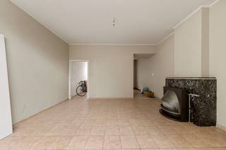 Ontdek deze te renoveren herenwoning, prachtig gelegen aan de Brugse Vesten en vlakbij het station. <br /><br />Op het gelijkvloers bevindt zich een inkomhal die toegang geeft tot de open leefruimte met half afgescheiden voorplaats en aansluitende keuken. Achteraan is er een ruimte met badkamer, die mits herinrichting perfect kan worden omgevormd tot een aangename buitenruimte of stadstuintje.<br /><br />De eerste verdieping omvat een nachthal en twee volwaardige slaapkamers. Op de tweede verdieping bevindt zich een derde slaapkamer, samen met een ruime zolderverdieping waar eenvoudig een extra kamer kan worden gecreëerd.<br /><br />Deze woning biedt heel wat potentieel voor wie graag een karaktervolle stadswoning volledig naar eigen smaak wil renoveren, op een uiterst gegeerde ligging aan de Brugse Vesten.<br /><br />Bovendien is er ook een kelder aanwezig en werd een grootdeel van het raamwerk vernieuwd!<br /><br />Interesse? Neem dan nu contact op met Kenjiro via 0495 64 69 95 of waeles@immofrancois.be! <br /><br />