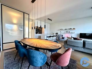 Deze kleinschalige residentie is super centraal gelegen in de hippe Tentoonstellingswijk. Op amper 100m afstand kan je heerlijk vertoeven in het rustige wandel en sportpark “Mastvest”.  Openbaar vervoer en de oprit naar de Antwerpse Ring liggen vlakbij. Ook de bruisende Antwerpse binnenstad is zeer gemakkelijk bereikbaar.<br /><br />Het appartement ligt op de bovenste verdieping van het gebouw. Je komt binnen via een kleine inkomhal die uitgeeft op de ruime, lichtrijke leefruimte (36m2). Deze is opgedeeld in een zitplaats, een aparte eetkamer en een open keuken. De keuken is voorzien van alle comfort. Via een verborgen wand in de keuken kom je in de bergruimte, met wasmachine en droogkast. Aansluitend op de living bevindt zich ook een leuk terras, waar het genieten is van de avondzon.<br /><br />Via de gang met vestiairekast en apart toilet bereik je de twee slaapkamers (14m2 en 8m2). De masterbedroom beschikt over een ingemaakte dressingkast en heeft tevens toegang tot het tweede terras. Verder is er een moderne badkamer met inloopdouche en lavabo.<br /> <br />Onder het gebouw bevindt zich nog een kelderberging en een staanplaats voor een kleine wagen of scooter.<br /><br />Het appartement is onmiddellijk beschikbaar. <br /><br />Huurprijs: 1200€ + 45€ gemeenschappelijke kosten.<br />Ook mogelijkheid tot gemeubeld huren! Huurprijs: 1350€ + 45€ gemeenschappelijke kosten. <br /><br />Graag een bezoek ter plaatse?  Bel Dries op 0470/107 217<br /> 