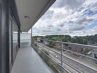 Dit charmante appartement is gelegen op de Victor Braeckmanlaan in Sint-Amandsberg. De ligging is uiterst praktisch: op minder dan 15 minuten fietsen bevindt u zich in het historische en bruisende centrum van Gent, terwijl u in de directe omgeving profiteert van tal van winkels, diensten en openbaar vervoer.<br /><br />Het appartement kent een zeer aangename en open indeling. Aan de voorzijde bevindt zich de royale leefruimte met een grote lichtinval en directe toegang tot het eerste terras. Aansluitend op de woonkamer ligt de praktische keuken. <br /><br />Aan de achterzijde van het gebouw bevinden zich de twee volwaardige slaapkamers. Beide kamers verlenen toegang tot het tweede terras, waar u in alle rust kunt genieten van een mooi en vrij uitzicht. Dit maakt het appartement bijzonder doordacht ingericht, met een heldere scheiding tussen het leef- en rustgedeelte. <br /><br />Indeling van het appartement:<br />Inkomhal - ruime leefruimte - terras 1 (voorzijde) - keuken - nachthal - slaapkamer 1 - slaapkamer 2 - terras 2 (achterzijde met open zicht) - badkamer - toilet - gemeenschappelijke voor- en achtertuin<br /><br />Praktische info:<br />- Provisie privatief verbruik (verwarming en water): 150,00 EUR/maand<br />- Provisie onderhoud gemene delen: 100,00 EUR/maand<br />- Garagebox: 85,00 EUR/maand<br /><br />Onmiddellijk beschikbaar!