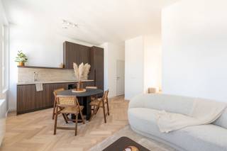 Ben je op zoek naar een gezellig, lichtrijk en perfect gerenoveerd appartement? Dit charmante appartement van 49 m² is gelegen op de bovenste verdieping van een kleinschalig gebouw in de Nottebohmstraat. Dankzij deze unieke ligging heb je hier geen bovenburen en geniet je van heerlijke rust, pal in de buurt van de bruisende Dageraadplaats en het hippe Zurenborg.<br /><br />Binnenin ontdek je een uiterst slim ingedeelde en recent volledig vernieuwde leefruimte. De gezellige woonkamer loopt vloeiend over in een strakke open keuken. Deze keuken is een droom voor elke kookliefhebber: volledig uitgerust met ingebouwde toestellen en afgewerkt met warme houten fronten. Grote raampartijen zorgen ook hier voor een fijne, natuurlijke lichtinval en bieden een weids uitzicht. Het volledige appartement is bovendien voorzien van een prachtige visgraatparket.<br /><br />Verder beschikt het appartement over een ruime, rustgevende slaapkamer waar de parketvloer mooi in doorloopt. De moderne badkamer is uitgerust met een smaakvol lavabomeubel, trendy kraanwerk en een comfortabele, ruime inloopdouche. Daarnaast is er een praktisch, apart toilet voorzien. De absolute kers op de taart is ongetwijfeld het ruime, private terras. Hier geniet je in alle rust van je koffie in de ochtendzon of een gezellig aperitiefmoment.<br /><br />Op het gelijkvloers beschikt het gebouw over een handige, gemeenschappelijke fietsenberging en in de kelder is er een private kelderberging inbegrepen voor extra opslagruimte.<br /><br />Zie jij jezelf al genieten op het terras van dit instapklare topappartement?<br />Maak snel een afspraak voor een bezichtiging via info@goose.be of bel naar 03 369 36 38.