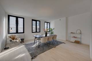 <p>Op een topligging in het historische centrum van Antwerpen bevindt zich dit hoogwaardig gerenoveerde duplex appartement op de tweede verdieping. Een perfecte combinatie van modern comfort en authentieke charme, met veel licht, ruimte en een verfijnde afwerking.<br /><br /><span><strong>INDELING</strong></span>:<br /><br />Bij het betreden van het appartement valt meteen de rustige, stijlvolle sfeer op. De renovatie werd uitgevoerd met oog voor detail en kwaliteit: lichte parketvloeren, maatwerk in hout en een harmonieus kleurenpalet zorgen voor een tijdloos geheel.<br /><br />De lichtrijke leefruimte heeft grote raampartijen en een open indeling. Aansluitend bevindt zich de eetplaats en de volledig geïntegreerde designkeuken met kwalitatieve toestellen en warme houtafwerking.<br /><br />Op de duplexverdieping zorgen zichtbare houten balken, hoge plafonds en dakramen voor een uniek ruimtegevoel en veel natuurlijk licht. Hier bevindt zich een gezellige zithoek en polyvalente ruimte, ideaal als bureau of extra leefruimte.<br /><br />Het appartement beschikt over meerdere slaapkamers, waaronder een ruime, serene master bedroom en een tweede kamer geschikt als kinder- of logeerkamer.<br /><br />De badkamer is stijlvol ingericht met een inloopdouche, modern lavabomeubel en hoogwaardige materialen.<br /><br /><span><strong>BIJZONDERHEDEN</strong></span>:<br /><br />- Volledig kwalitatief gerenoveerd duplex appartement<br />- Unieke combinatie van moderne afwerking en authentieke elementen<br />- Zichtbare houten balken en hoge plafonds<br />- Zeer lichtrijk dankzij grote ramen en dakramen</p>