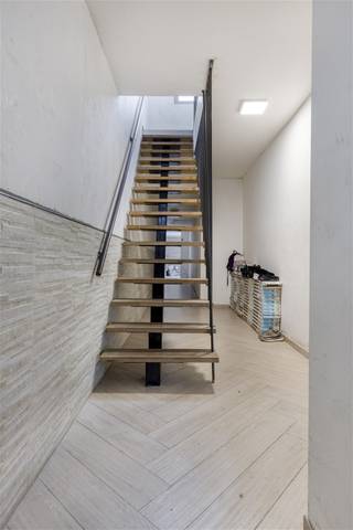 <p><span>Gerenoveerd handelshuis met 4 tot 6 slaapkamers en zonnige tuin.</span></p><p><span> </span></p><p><span>Wonen en werken op één toplocatie!<br />In de Kapelstraat te Hoboken bieden wij dit ruime handelshuis aan met tal van mogelijkheden. De woning beschikt over een royale, lichtrijke leefruimte, maar liefst 4 tot 6 slaapkamers en een prachtige zonnige tuin. Ideaal voor wie wonen en ondernemen wil combineren, een vrij beroep uitoefent of op zoek is naar een ruime gezinswoning met extra mogelijkheden. <br /><br />Dankzij de centrale ligging geniet u van een vlotte bereikbaarheid en nabijheid van winkels, openbaar vervoer en scholen.</span></p><p><span> </span></p><h3><span>Gelijkvloers</span></h3><p><span>Op het gelijkvloers bevindt zich een ruim handelspand van Ca. 90m², ideaal voor commerciële activiteit of vrij beroep. Aansluitend vindt u een royale, lichtrijke leefruimte met open keuken, uitgerust met alle hedendaags comfort.<br />Verder is er een apart toilet en directe toegang tot de prachtige, zonnige tuin een absolute meerwaarde in deze omgeving.<br />Bovendien is er een mezzanine, perfect in te richten als bureauruimte, atelier of extra leefruimte.</span></p><h3><span>Eerste verdieping</span></h3><p><span>De eerste verdieping beschikt over 4 volwaardige slaapkamers, een badkamer en een praktische berging met aansluitingen voor wasmachine en droogkast.</span></p><h3><span>Tweede verdieping</span></h3><p><span>De zolderverdieping is momenteel nog niet afgewerkt, maar biedt met wat afwerking de mogelijkheid tot het creëren van 2 extra slaapkamers of een hobbyruimte of bureau.</span></p><p><span> </span></p><p><span>Extra </span></p><p><span> </span></p><p><span>- Gunstig EPC C</span></p><p><span>- Gerenoveerd in 2022</span></p><p><span> </span></p><p><span> </span></p>