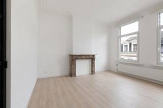<p>Dit recent gerenoveerde appartement is gelegen op de tweede verdieping en beschikt over een verzorgde, moderne afwerking.</p>
<p>Aan de voorzijde bevindt zich de leefruimte met aansluitend een ruimte die kan worden ingericht als een bureauhoek of als kleine slaapkamer, afhankelijk van uw behoeften. Daarnaast is er een volwaardige tweede slaapkamer. Achteraan het appartement vindt u de volledig uitgeruste keuken en de badkamer, voorzien van een inloopdouche en een lavabomeubel. Aansluitend aan de badkamer bevindt zich een klein terras waar u rustig van de buitenlucht kunt genieten.</p>
<p>Het appartement is onmiddellijk beschikbaar. De gemeenschappelijke kosten bedragen € 25 per maand, met een bijkomend voorschot van € 30 per maand voor het water.</p>