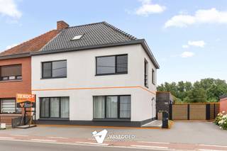 <p><span>Perfect onderhouden en energiezuinig gelijkvloers appartement (165m²) met 2 slaapkamers en tuin te Beringen.</span></p><p><span> </span></p><p><span>Belangrijkste troeven: </span></p><p><span>- Centrale ligging</span></p><p><span>- Kwalitatief afgewerkt</span></p><p><span>- Uitstekend onderhouden</span></p><p><span>- Gelijkvloers</span></p><p><span>- Tuin met omheining</span></p><p><span>- Airco</span></p><p><span>- Zonnepanelen </span></p><p><span>- Thuisbatterij</span></p><p><span> </span></p><p><span>Bekijk zeker ook de grondplannen met de afmetingen. Zo krijgt u van thuis uit al een perfect beeld van wat dit appartement te bieden heeft!</span></p><p><span> </span></p><p><span>Wenst u meer info of een vrijblijvende bezichtiging, contacteer dan ons kantoor op het nummer 011 85 15 15 en wij helpen u graag verder.</span></p>