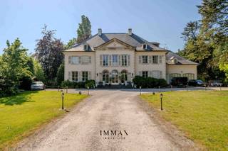 HÔTEL À ZEDELGEM AVEC VUE SUR LES GROENE MEERSEN<br />Cet hôtel familial « 3 étoiles », authentique et charmant, est géré avec succès depuis déjà 30 ans dans un emplacement de choix, à 15 minutes en voiture du centre de Bruges, avec vue sur les Groene Meersen.<br /><br />AGENCEMENT :<br />La propriété comprend :<br /><br />- Entrée avec vaste hall d'escalier et réception/bureau<br />- 14 toilettes pour les clients<br />- 10 chambres d'hôtel (extension possible)<br />- Salle de petit-déjeuner (30 m²) avec cheminée<br />- Cuisine (30 m²)<br />- Terrasse orientée sud (+/- 75 m²)<br />- Piscine avec pool house et terrasse<br />- Salle de banquet/salle de fête (130 m²) - Salle de réunion - Débarras<br />- Buanderie<br />- 10 places de parking sur le domaine de l'hôtel<br /><br />DÉTAILS :<br />- Entièrement équipé et prêt à emménager<br />- Toujours en activité avec succès<br /><br />Ce bien immobilier commercial exceptionnel à Bruges vous intéresse ? N'hésitez pas à nous contacter.<br /><br />Pour plus d'informations ou une visite sans engagement, contactez Jurgen au 0493 330 553 ou envoyez un e-mail à jurgen@immax.be.