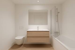 <strong>PROJECT 'BE DE SLAGTER ANNE KERK' - ENERGIEZUINIG WONEN MET KARAKTER IN DIEPENBEEK!</strong><br /><br />Ontdek het renovatieproject 'Be de Slagter Anne Kerk', een kleinschalig project dat modern wooncomfort combineert met een vleugje geschiedenis. Gelegen in het hart van Diepenbeek, aan de Nieuwstraat 120, biedt dit unieke project drie stijlvolle appartementen (woonoppervlakte tussen 88m2 en 118m2) met twee slaapkamers, ruime terrassen en privé kelderberging.<br /><br />Elke woning is ontworpen met oog voor hoogwaardige afwerking, duurzaamheid en energiezuinigheid (energielabel: A). De moderne architectuur, met een subtiele knipoog naar het verleden, straalt tijdloze klasse uit. Dankzij de grote raampartijen geniet je van een overvloed aan natuurlijk licht, wat zorgt voor een aangename en open woonbeleving.<br /><br />Met een centrale ligging vlakbij scholen, winkels, horeca en culturele activiteiten, woon je hier op wandelafstand van alles wat Diepenbeek te bieden heeft. Bovendien geniet je van vlotte verbindingen naar Hasselt, Genk en de autostrades — ideaal voor wie werk en ontspanning moeiteloos wil combineren.<br /><br />Of je nu jong bent en op zoek naar je eerste woning, of net comfortabel en zorgeloos wilt wonen in een energiezuinig appartement: dit project verwelkomt iedereen die houdt van stijl, comfort en authenticiteit.<br /><br />Dit ruime appartement (92m2) herbergt 2 slaapkamers, een badkamer, een open leefruimte met open leefkeuken, een terras (totaal: +/- 10,5m2) en een autostandplaats.<br /><br />In de kelder beschikt dit appartement bovendien nog over een extra berging van circa 4,51m2.<br /><br />Graag meer info? Contacteer ons kantoor op 011 96 51 76 of mail ons op info@momentumvastgoed.be