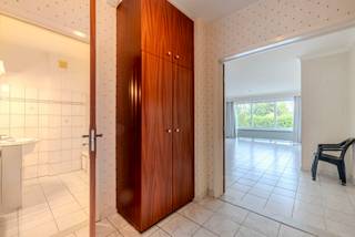 <p>Centraal gelegen appartement op de eerste verdieping met 2 slaapkamers, EPC label A (!), terras en mogelijkheid tot aankoop garagebox! <br /><br />Indeling: inkomhal met ingemaakte kast; apart toilet; gezellige en lichtrijke woonkamer; geïnstalleerde keuken voorzien van kwalitatieve toestellen; aanpalende berging met aansluiting voor WM/DK; badkamer bevat lavabo en douche in bad; 2 slaapkamers met beiden toegang tot het terras, voorzien van rolluiken. <br /><br />Mogelijkheid tot aankoop van afgesloten garagebox. <br /><br />Algemeen: <br />- Ramen incl vliegenramen en rolluiken vernieuwd in 2026<br />- CV op gas (2023) <br />- Dak vernieuwd in 2026 <br />- Elektriciteit appartement niet conform - gemene delen wel conform <br />- Asbestveilig <br />- Centrale ligging nabij centrum, Ring, winkels, scholen, ziekenhuis, openbaar vervoer, etc. <br /><br />Bekijk zeker de 360° rondgang via onze website (+ mogelijkheid tot opmeten en ontmeubelen).<br />Alle attesten zijn beschikbaar onderaan op onze website. <br />Voor meer info of een bezoek: 0472 22 22 44 of thanee@solittvastgoed.be.</p>