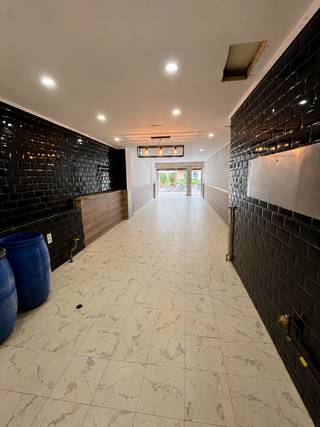 Handelspand te huur op een toplocatie aan de Grote Steenweg 631 te 2600 Berchem.
Dit voormalige frituurpand geniet van een uitstekende zichtbaarheid en een vlotte bereikbaarheid, waardoor het de ideale locatie vormt voor ondernemers die hun zaak op een commerciële topligging willen uitbouwen.
Dankzij de grote etalage, de commerciële uitstraling en de aanwezige horecavoorzieningen leent het pand zich perfect voor een frituur, broodjeszaak, kebabzaak, afhaalrestaurant, nachtwinkel of andere handelsactiviteit.
Het pand beschikt over een ruime commerciële ruimte, een achterliggende werk- en opslagruimte, een afzuigingssysteem, een toilet, nutsvoorzieningen, een kelder en een achterdeur met toegang tot de buitenruimte.
Hoewel enige opfrissing wenselijk is, biedt dit handelspand een uitstekende basis voor wie op zoek is naar een locatie met veel potentieel en tal van mogelijkheden.
Onmiddellijk beschikbaar.
Huurprijs: €1.250 per maand.
Voor meer informatie of een bezichtiging kunt u contact opnemen via verhuur@empire-estates.be.