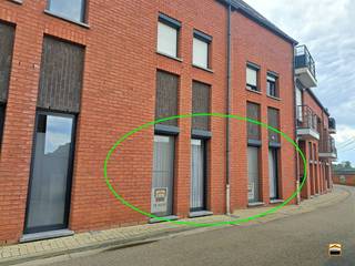 <p><span>Gelijkvloers appartement gelegen pal in het centrum van Borgloon.</span><span><br /><br />Alle voorzieningen zijn op wandelafstand.</span><span> </span><span>Denken we maar aan winkels, openbaar vervoer, <br />restaurants, cafeetjes, recreatieve mogelijkheden, etc... <br /></span><span><br />Parkeergelegenheid in de aanpalende straat en er is een gratis stadsparking op wandelafstand.<br /><br />Het appartement deelt een aparte ingang met nog 1 ander appartement.<br /><br />Men komt binnen in de lichtrijke leefruimte met hoge plafonds. Aansluitend treft men het <br />keukengedeelte, uitgerust met kwalitatieve AEG toestellen (koelkast, oven met stoom-functie, <br />afwasmachine en een inductiekookplaat met dampkap).<br />Aansluitend is er een ruime berging, voorzien van kasten en rekken en een waterontkalker.<br />In deze berging treft men ook de aansluiting voor een wasmachine.<br /><br />In de nachthal kan men een vestiaire ruimte creëren.<br />Via de hal treft men de 2 slaapkamers, de badkamer en een apart toilet.<br />De badkamer is voorzien van een douche met massagestralen en een enkele lavabo <br />met veel opbergruimte.<br />De 2 slaapkamers zijn voorzien van kleerkasten.<br /><br />Het aangenaam zonnig terras aan de achterzijde van het gebouw kan men bereiken via<br />beide slaapkamers. <br /><br />Alle ramen zijn voorzien van elektrische rolluiken (straatzijde kan automatisch ingesteld worden).<br />Lichtarmaturen, vliegenramen en gordijnen werden reeds voorzien.<br /></span><span><br />Algemene informatie:</span><span><br />Huurprijs: 795 euro/maand<br />Algemene onkosten: 60 euro/maand <br />Vrij vanaf: onmiddellijk<br />EPC-waarde: Label C <br />Huisdieren: niet toegelaten</span></p>