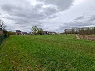 In een rustige straat in Wezemaal bevindt zich dit mooi perceel bouwgrond van 26 are, ideaal voor het realiseren van een open bebouwing. De...