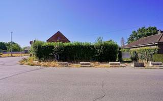 Deze bouwgrond is vrij van aannemer, voorzien van een zuid-gerichte tuinzone en heeft een oppervlakte van 404 m² groot. Hier kan u meer dan een volwaardige gezinswoning met een eventuele aparte garage bouwen. Deze bouwgrond is voorzien van oude goedgekeurde bouwvoorschriften wat u tal van voordelen geeft ten opzichte van een recente verkaveling! Verder kan u hier een woning bouwen met een gevelbreedte van 8 meter, een diepte van 10 meter, en dit ook op de eerste verdieping en een eventueel zadeldak. De garage kan achteraan op de perceelgrens voorzien worden en mag tot 4 meter breedte hebben. Winkels, scholen, openbaar vervoer en het stadscentrum zijn vlot bereikbaar, wat zorgt voor een aangename combinatie van wonen in het groen en dagelijkse voorzieningen dichtbij. Kortom voor de sneller beslisser! Bel of mail vandaag nog voor de voorschriften en het plan naar info@rosiersderidder.be of 052/41.41.94.<br /><br />Referentie: 5700