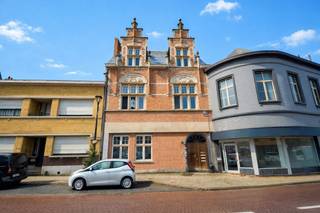 Charmant en energiezuinig appartement op de 1ste verdieping (met lift!) in historisch pand met één slaapkamer en autostaanplaats! Gunstig gelegen...