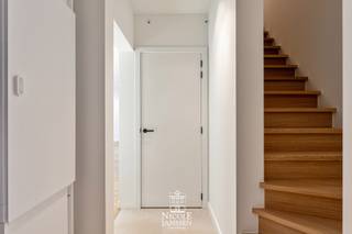 => Ligging <br />De Grote Baan in Ellikom (deelgemeente van Oudsbergen) bevindt zich langs de N73, een belangrijke verbindingsweg tussen Bree, Peer en Bocholt. Deze centrale ligging biedt vlotte bereikbaarheid naar omliggende steden en voorzieningen.<br /><br />=> Indeling<br />- Inkomhal <br />- Apart gastentoilet<br />- Leefruimte met open keuken<br />- Bergruimte<br /><br />=> Verdieping<br />- Nachthal<br />- Apart toilet<br />- Drie slaapkamers<br />- Twee badkamers<br /><br />=> Zolder<br />- Zolderruimte<br />- Technische ruimte<br /><br />=> Comfort<br />- Warmtepomp (lucht-water) via vloerverwarming<br />- Aluminium (steel-look) ramen met driedubbele beglazing<br />- Zonnepanelen (4600 WP - 10 panelen)<br />- Ventilatiesysteem D<br />- Domotica aanwezig<br />- Regenwaterput van 10.000 liter met recuperatie toiletten en buitenkraan<br /><br />=> Meerwerken:<br />- Carport<br />- Afwerking zolder met gyproc<br />- Alarmsysteem<br />- Tuinaanleg<br />- Bestrating