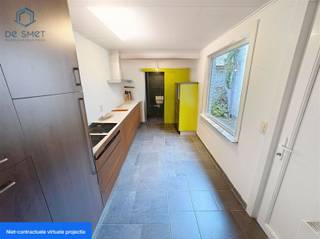 <p><span>Instapklare, volledig gerenoveerde woning met 4 slaapkamers, terras en tuinberging in hartje Geraardsbergen!</span></p><p><span>Op zoek naar een </span><span>stijlvol gerenoveerde gezinswoning</span><span> met karakter én comfort? Deze verrassend ruime woning, gelegen op wandelafstand van het bruisende centrum van Geraardsbergen, is een unieke kans voor wie meteen wil intrekken zonder zorgen.</span></p><p><span>Indeling:</span></p><p><span>Gelijkvloers:</span><span><br />Stap binnen via de inkomhal en ontdek een praktische bureauruimte ideaal voor thuiswerk of hobby. De ruime, lichtrijke leefruimte straalt gezelligheid uit en sluit naadloos aan op de moderne, volledig ingerichte keuken. Verder is er een handige wasplaats en een apart gastentoilet. Via de keuken bereik je het zonnige terras met ruime berging perfect voor tuinmateriaal, fietsen of extra opslag.</span></p><p><span>1e verdieping:</span><span><br />De nachthal geeft toegang tot </span><span>twee volwaardige slaapkamers</span><span> en een royale badkamer met </span><span>dubbele wastafel</span><span>, </span><span>inloopdouche</span><span> en </span><span>toilet</span><span>. Een oase van rust en comfort.</span></p><p><span>2e verdieping:</span><span><br />Hier bevinden zich nog eens </span><span>twee extra slaapkamers</span><span>, ideaal voor een groot gezin, logés of als hobbyruimte.</span></p><p><span>Troeven van deze woning:</span></p><ul><li><span>Volledig gerenoveerd, instapklaar</span></li><li><span>Nieuw dak met isolatie</span></li><li><span>EPC label C geen renovatieverplichting!</span></li><li><span>Asbestveilig</span></li><li><span>Centrale ligging, vlakbij winkels, scholen en openbaar vervoer</span></li><li><span>4 ruime slaapkamers</span></li><li><span>Zonnig terras &amp; ruime tuinberging</span></li></ul><p><span>Laat deze kans niet voorbijgaan!</span><span><br />Deze woning is perfect voor gezinnen of koppels die op zoek zijn naar ruimte, comfort en een centrale ligging in een instapklare woning zonder bijkomende renovatiekosten.</span></p><p><span>Boek vandaag nog uw bezoek!</span><span><br />Reageer op deze advertentie en wij nemen snel contact met u op om een afspraak in te plannen.</span></p>