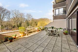 In het centrum van Kontich, met zicht op het Altenapark en op wandelafstand van winkels en openbaar vervoer, bevindt zich dit uitzonderlijk en...