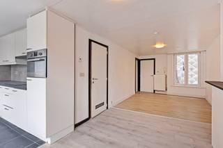 <p><strong>Dit lichtrijke appartement, gelegen in een kleinschalig gebouw met vier verdiepingen, biedt een unieke kans voor zowel eigen bewoning als investering (lange termijn verhuur of toeristische verhuur). Het is instapklaar, terwijl het nog steeds mogelijkheden biedt om verder te personaliseren.<br /><br /></strong><strong>Indeling:</strong><br />Bij binnenkomst betreedt u de lichtrijke woonkamer met een laminaatvloer en een open keuken, uitgerust met een combi-oven, keramische kookplaat, dampkap, koelkast en inox spoelbak. Verder is er de badkamer met een wastafelmeubel, douche in bad en toilet. De eerste slaapkamer biedt doorgang naar de tweede slaapkamer, ideaal als kinderkamer, bureau of dressing. Beide kamers hebben zicht op de Kathedraal.<br /><br /><strong>Bijzonderheden:</strong><br />Toplocatie in het historisch centrum van Antwerpen.<br />Instapklaar.<br />Interessant voor eigen bewoning of verhuur.<br /><br /><strong>Ligging:</strong><br />Gelegen in de charmante oude stad, op slechts 200 meter wandelafstand van de Grote Markt en de Groenplaats. Dankzij deze centrale ligging geniet u van alle voorzieningen, gezellige horeca en uitstekende mobiliteit.</p>