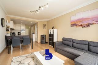 Dit instapklare en volledig vernieuwde 1-slaapkamerappartement is gelegen op de eerste verdieping van residentie Saint Maxime, op een topligging vlak bij de Zeedijk in Oostende. In slechts enkele stappen bereikt u het strand, de zee en een ruim aanbod aan horecazaken, terwijl u dankzij de vlotte verbindingen ook het centrum moeiteloos bereikt. Bovendien geniet u vanuit het appartement van een mooi zicht, met zelfs een glimp van de zee.<br /><br />Het appartement werd enkele jaren geleden grondig gerenoveerd, inclusief alle leidingen, en afgewerkt met hoogwaardige, hedendaagse materialen. Hierbij werd sterk ingezet op comfort en energiezuinigheid. Het geheel verkeert dan ook in uitstekende staat en is volledig instapklaar.<br /><br />De indeling omvat een ruime en lichtrijke woonkamer met aansluitend een volledig ingerichte open keuken. De slaapkamer bevindt zich aan de achterzijde en geeft uit op een gesloten terras, waar ook aansluiting voorzien is voor een wasmachine. De badkamer beschikt over een moderne inloopdouche en er is een afzonderlijk toilet.<br /><br />Extra troeven zijn de privatieve kelderberging en twee fietsenbergingen in het gebouw. Ook de residentie zelf werd grondig vernieuwd: zo werden onder andere de liften vervangen, het dak gerenoveerd en geïsoleerd en de voorgevel aangepakt, telkens met oog voor kwaliteit, duurzaamheid en comfort.<br /><br />Kortom, een stijlvol en energiezuinig appartement op een uitzonderlijke ligging aan zee, ideaal als vaste woonst, tweede verblijf of investering.<br /> 