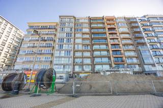 Dit <strong>uitzonderlijk lichtrijk appartement met drie slaapkamers </strong>en een <strong>zuidgericht terras</strong> bevindt zich op de negende verdieping van de stijlvolle Residentie Lidy (Zeedijk 68-69), een absolute topligging op de zeedijk van Middelkerke. Hier woont u letterlijk op de eerste rij, met een <strong>adembenemend panoramisch zicht op de Noordzee</strong> en de unieke beleving van zee, licht en ruimte, elke dag opnieuw.<br /><br />Dankzij de <strong>uitstekende centrale ligging </strong>geniet u van een perfecte combinatie tussen rust en levendigheid. Het strand ligt aan uw voeten, terwijl het (nieuwe) casino, gezellige restaurants, boetieks en openbaar vervoer zich op wandelafstand bevinden. Alles wat Middelkerke te bieden heeft, ligt binnen handbereik.<br /><br />Het appartement werd praktisch en functioneel ingedeeld, met maximale aandacht voor lichtinval en wooncomfort. De <strong>royale leefruimte van ca. 32 m²</strong> baadt in het natuurlijke licht dankzij de grote raampartijen en biedt een ongeëvenaard zeezicht dat nooit verveelt. Dit is een plek waar binnen en buiten naadloos in elkaar overvloeien.<br /><br />De geïnstalleerde keuken is uitgerust met alle nodige toestellen en biedt het comfort om zorgeloos te koken en te genieten. Aansluitend bevindt zich een handige berging met aansluiting voor een wasmachine, wat het dagelijks comfort verhoogt.<br /><br />De badkamer beschikt over een ligbad met douchemogelijkheid, een dubbele lavabo en een toilet. Daarnaast is er een apart gastentoilet, wat extra praktisch is bij ontvangst van familie of gasten.<br /><br />De drie slaapkamers bieden tal van mogelijkheden:
<ul>
	<li>Slaapkamer 1 (ca. 5 m²) met stapelbed, ideaal als kinderkamer.</li>
	<li>Slaapkamer 2 (ca. 6 m²), perfect als logeerkamer of bureau.</li>
	<li>Slaapkamer 3 (ca. 10 m²), een volwaardige master bedroom.</li>
</ul>
Het<strong> zuidgerichte terras van ca. 4 m² </strong>vormt een heerlijke extra buitenruimte waar u in alle rust kunt genieten van de zon, weg van de zeewind.<br /><br />Als bijkomende troef beschikt het appartement over een <strong>privatieve kelderberging</strong>, een absolute meerwaarde voor een comfortabel verblijf aan zee en extra opslagruimte.<br /><br />Optioneel kan een <strong>ruime garagebox </strong>worden aangekocht in residentie ’t Park (Koninginnelaan 37) voor 85.000 euro, wat uw comfort en investeringswaarde nog verder versterkt.<br /><br /><u><strong>Troeven van dit appartement:</strong></u>

<ul>
	<li>Frontaal en panoramisch zeezicht</li>
	<li>Zuidgericht terras</li>
	<li>Exclusieve ligging op de zeedijk</li>
	<li>Privatieve kelderberging</li>
	<li>Uitstekend potentieel voor vakantieverhuur</li>
	<li>Mogelijkheid tot aankoop van een garagebox</li>
</ul>
Dit appartement combineert ligging, licht, comfort en investeringspotentieel op een unieke manier. Ideaal als stijlvol tweede verblijf aan zee of als rendabele investering in vakantieverhuur.<br /><br />Bent u op zoek naar een exclusief appartement op een absolute toplocatie? Contacteer ons vandaag nog voor een bezoek en laat u overtuigen door de charme en het potentieel van deze eigendom.