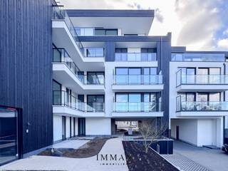 Découvrez ce spacieux appartement neuf de deux chambres situé dans la résidence ESTEE, idéalement implantée le long de la Damse Vaart à Bruges...