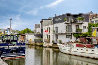 <p>Woning in de binnenstad van Mechelen aan het water.</p>
<p> </p>
<p>Deze woning combineert een toplocatie aan het water met een gunstig EPC-label B en een praktische indeling met 3 slaapkamers. Gelegen in een residentiële woonomgeving nabij scholen, openbaar vervoer, park, station en belangrijke invalswegen, geniet u hier van een goede bereikbaarheid in het centrum van Mechelen. De woning biedt een aangename woonervaring met veel potentieel voor gezinnen of koppels die comfortabel willen wonen nabij het stadsleven. Het zuidwestgericht terras vormt een extra troef om te genieten van rust en buitenruimte aan de Dijle.</p>
<p> </p>
<p>Belangrijkste ruimtes:<br />• Woonkamer met aangename lichtinval<br />• Keuken met praktische indeling<br />• 3 slaapkamers<br />• Badkamer met inloopdouche en enkele wastafel in meubel<br />• Apart toilet<br />• Zuidwestgericht terras<br />• Kelder</p>
<p> </p>
<p>Troeven:<br />• Toplocatie met mooi zicht op het water<br />• Gunstig EPC-label B<br />• 3 volwaardige slaapkamers</p>
<p> </p>
<p>Neem vandaag nog contact op met je ERA-makelaar voor een bezoek.</p>
<p> </p>
<p>JOUW DROOMHUIS. ZO GEVONDEN!</p>