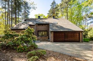 <p><span>In een uiterst residentiële en gegeerde omgeving, vlakbij het meer van Keerbergen, bevindt zich deze karaktervolle en statige villa met een royale bewoonbare oppervlakte van maar liefst 377 m². Gelegen op een perceel van 3.293 m² geniet deze eigendom van rust, privacy en een groene omgeving.</span></p><p><span><br />Via de inkomhal met gastentoilet betreedt u de woning. De ruime en lichtrijke living sluit naadloos aan op de eetkamer, ideaal voor gezellige familiemomenten en ontvangsten. De volledig geïnstalleerde keuken biedt alle comfort voor de kookliefhebber. Verder vindt u op dit niveau een praktische wasplaats/berging, een vernieuwde badkamer en een dubbele garage. De ruime overloop geeft toegang tot vier royale slaapkamers, elk met voldoende ruimte en lichtinval. De tweede badkamer is uitgerust met zowel een bad als een douche, wat zorgt voor optimaal comfort voor het hele gezin. Tenslotte beschikt de woning over een bergzolder, ideaal voor extra opslagruimte.</span></p><p><span> </span></p><p><span>Buiten is het heerlijk vertoeven in de knap aangelegde tuin met aangelegd fietspad voor kinderen, en op het overdekte en verwarmde terras.</span></p><p><span>De dubbele, inpandige garage en lange oprijlaan zorgen voor meer dan voldoende parkeergelegenheid.</span></p><p><span> </span></p><p><span>Deze eigendom is de ideale combinatie van ruimte, comfort en ligging, perfect voor wie op zoek is naar een exclusieve woonbeleving in een groene en rustige omgeving.</span></p><p><span> </span></p><p><span> </span></p>