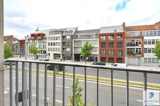 Vernieuwd 2 slpk appartement op wandelafstand van 't Zand.  INDELING: inkom met ingemaakte vestiaire kast, brede woonkamer, ingerichte open keuken (frigo, vaatwas, kookplaat, oven en dampkap) met balkon. Nachthal met afzonderlijk toilet, douchekamer met nog te vernieuwen lavabomeubel, douche en aansluiting wasmachine. 2 slaapkamers. Zuidgericht terras aan de achterkant met opbergkast. Twee bergingen in de kelderverdieping. Gemeenschappelijke fietsenberging. Het appartement wordt volledig opnieuw geschilderd en is voorzien van nieuwe inbouwspots. CV op aardgas. <br /><br />RICHTPRIJS 235.000 EUR - Ieder bod wordt voorgelegd aan de eigenaars, die al dan niet kunnen ingaan op dit aanbod.<br /><br /><strong>BEZOEKMOMENT ZATERDAG 30/05 VAN 16U TOT 17U30 | <br /><u>Reserveer</u> tijdig uw bezoek!</strong> via 050 550 750 of info@perspectiefvastgoed.be<br /> 