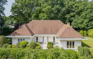 Tijdloze villa in al haar facetten: prachtig gebouwd en uitstekend onderhouden, met veel ruimte en licht, op toplocatie te...