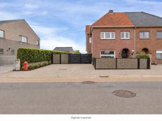 <p><u><strong>Karaktervolle woning met veel mogelijkheden, een strategische ligging en nabij het Domein Pietersheim</strong></u><br /><br />Op zoek naar een gezellige woning met ruimte, mogelijkheden én een fijne tuin?<br />Maak kennis met deze charmante halfopen bebouwing aan de Henri Dunantstraat in Lanaken!<br />Met zijn locatie nabij het centrum van Lanaken, maar ook het Domein Pietersheim en de kinderboerderij geniet u hier iedere dag opnieuw van enerzijds de natuur en anderzijds een vlotte bereikbaarheid naar alle dagdagelijkse voorzieningen (school, werk, winkels, …).<br /><br />De woning beschikt over een praktische indeling, twee ruime slaapkamers op de eerste verdieping en een ruime zolder die perfect kan worden ingericht als derde slaapkamer met dressing en bureau of studio.<br />Dankzij de verschillende polyvalente ruimtes is dit een woning die gemakkelijk kan meegroeien met uw woonwensen.<br /><br />Bovendien werden er reeds enkele belangrijke investeringen uitgevoerd: de keuken en de badkamer werden vernieuwd, het dak werd geïsoleerd en ook de elektriciteit is conform.<br />Er geldt bovendien <u>geen renovatieverplichting</u>!<br /><br />Met enkele opfrissingswerken kunt u deze woning bovendien snel helemaal naar uw eigen smaak afwerken.<br />Denk hierbij aan verfwerken, het plaatsen van een vloer op de eerste en tweede verdieping en het opfrissen van de tuin.<br /><br /><strong>Praktisch wonen met verrassend veel mogelijkheden</strong><br /><br />Via de inkomhal komen we terecht in de gezellige woonkamer. Deze vormt het hart van de woning en biedt voldoende ruimte voor een comfortabele zithoek.<br /><br />Aansluitend bevindt zich de moderne keuken met een eetruimte, die mooi in elkaar overlopen.<br />Vanuit de keuken is er bovendien toegang tot een extra kamer. Deze ruimte is ideaal als bureau, speelkamer, hobbyruimte of praktische werkplek en kan volledig naar eigen behoefte worden ingericht.<br /><br />Verder is er op het gelijkvloers een wasplaats/berging, wat zorgt voor de nodige extra bergruimte, alsook een afzonderlijk gastentoilet. <br /><br />Op de eerste verdieping bevinden zich twee comfortabele tot ruime slaapkamers. Daarnaast is er een badkamer voorzien van een inloopdouche, lavabo en toilet.<br />De ruime overloop bied veel mogelijkheden en geeft u de optie om hier nog een knusse bureauruimte of leesruimte te voorzien.<br /><br />Maar dit is nog niet alles. De woning heeft nog meer in petto!<br /><br />Via een vaste trap bereikt u de ruime zolderverdieping.<br />Dankzij de beschikbare oppervlakte biedt deze ruimte de mogelijkheid om een derde volwaardige slaapkamer te creëren, eventueel gecombineerd met een dressing of hobbyruimte.<br />Een extra troef is dat de zoldervloer reeds gebetonneerd is en het dak geïsoleerd werd.<br />Hierdoor beschikt u over een stevige en interessante basis om deze verdieping verder af te werken en optimaal te benutten.<br /><br /><strong>Genieten in de tuin</strong><br /><br />Achter de woning bevindt zich een aangename tuin met gazon, ideaal voor kinderen, huisdieren of simpelweg om in alle rust van het buitenleven te genieten.<br /><br />Achteraan bevindt zich bovendien een tuinberging met overdekt terras, waar u gezellig kan zitten en genieten van de tuin, ook wanneer het weer wat minder meezit.<br /><br />De tuin vraagt momenteel nog wat liefde en aandacht. Met het verwijderen van het onkruid, het opnieuw inzaaien van het gras en het opknappen van het tuinhuisje kunt u hier echter met relatief beperkte ingrepen opnieuw een fijne buitenruimte van maken.<br /><br /><strong>Enkele van de vele troeven op een rijtje</strong></p>
<ul>
<li>Elektriciteit conform</li>
<li>Ruime zolder met mogelijkheid tot een 3de slaapkamer</li>
<li>Vernieuwde keuken met aansluitende eetruimte</li>
<li>Geen renovatieverplichting</li>
</ul>
Deze woning is interessant voor wie op zoek is naar een thuis met een praktische basis, aangename buitenruimte en de mogelijkheid om extra woonruimte te creëren.<br />Neem gerust contact met ons op via +<span><strong>32 (0)89 23 44 22</strong></span> of mail naar <strong><span>info@immoverslegers.be</span></strong> voor meer informatie of een bezichtiging!