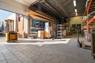 Deze loods met kantoorruimte, sanitaire voorzieningen en eer ruime werkplaats, gelegen aan de Nijvelsesteenweg/Broek in Halle, biedt een...