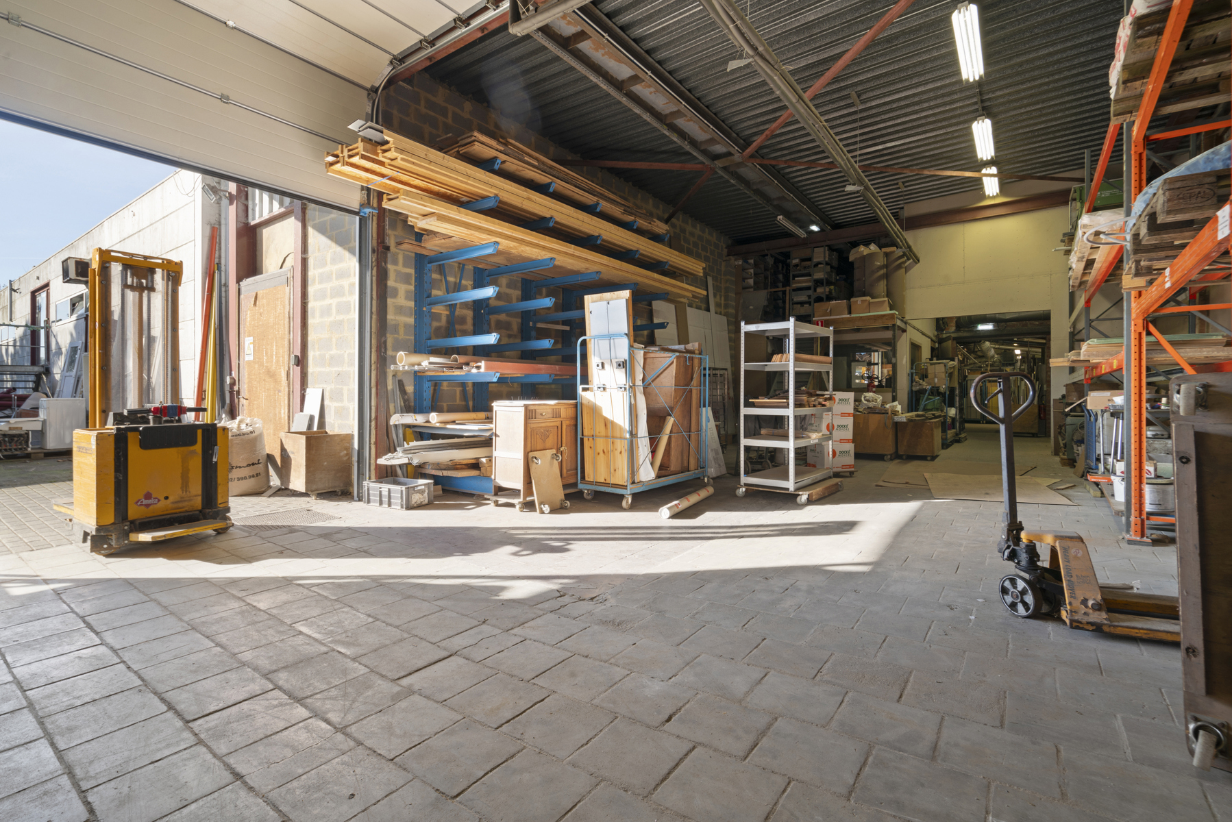 Magazijn met zeer ruime werkplaats en kantoorruimte op toplocatie - foto 2