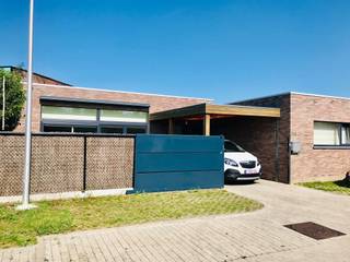 Recente bungalow te koop op 156m².IndelingDeze perfect afgewerkte woonst met 2 slaapkamers, tuin en carport bestaat uit:inkomhal, gastentoilet, ruime...