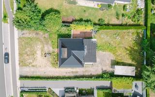 <p><span>Waasmunster - Op een uitstekende locatie vlakbij de Heide in Waasmunster bevindt zich dit ruim perceel van ca. 971 m² met mogelijkheid tot afbraak en wederopbouw. Een unieke opportuniteit voor wie een nieuwbouwproject wenst te realiseren op een toplocatie.</span></p><p><span>Enkele troeven op een rij:</span></p><p><span>- Uitstekende ligging in Waasmunster</span></p><p><span>- Ruim perceel van ca. 971 m² met perceelbreedte van ca. 20 meter</span></p><p><span>- Mogelijkheid tot afbraak en wederopbouw aan 6% btw (onder voorwaarden)</span></p><p><span>- Realisatie van een gezinswoning met garage van 40 m² mogelijk</span></p><p><span>- Mogelijkheid tot combinatie praktijkruimte en woning</span></p><p><span>- Parkeermogelijkheden vooraan het perceel</span></p><p><span> </span></p><p><span>De bestaande woning maakt plaats voor een nieuwbouwconcept volledig op maat. Dankzij het ruime perceel, de goede ligging en de aanwezige parkeermogelijkheden biedt deze eigendom tal van mogelijkheden voor het realiseren van een ruime gezinswoning met garage of een combinatie van wonen en werken. </span></p><p><span>Volgens de stedenbouwkundige informatie is het perceel gelegen in woongebied waar één eengezinswoning mogelijk is, waarbij de huidige afstand tot de perceelsgrenzen aangehouden dient te worden.</span></p><p><span>Een unieke kans voor wie op zoek is naar een ruim perceel op een toplocatie in Waasmunster en de vrijheid wil om een nieuwe woning of woon-werkconcept te realiseren.</span></p><p><span>De ligging is bijzonder interessant dankzij de nabijheid van het centrum van Waasmunster, winkels, scholen en openbaar vervoer. Ook belangrijke verbindingswegen zijn vlot bereikbaar.</span></p><p><span>Bent u op zoek naar een bouwgrond met uitzonderlijke mogelijkheden op een sterke locatie? Contacteer ons dan snel voor meer informatie.</span></p><p><span>Richtprijs: 399.000 euro</span></p>