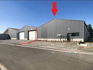 Entrepôt/atelier d'environ 2 150 m² situé dans la zone industrielle de Tielt-Zuid à Tielt.<br /><br />Spécifications :<br />- 4 portes sectionnelles - 2 sur la paroi avant, 2 sur la paroi latérale<br />- hauteur : env. 6 m<br />- sol en béton ciré<br />- lucarnes<br />- électricité <br />- éclairage<br /><br />Possibilité de louer un espace extérieur supplémentaire, adapté au stockage juste à côté de l'entrepôt.<br />