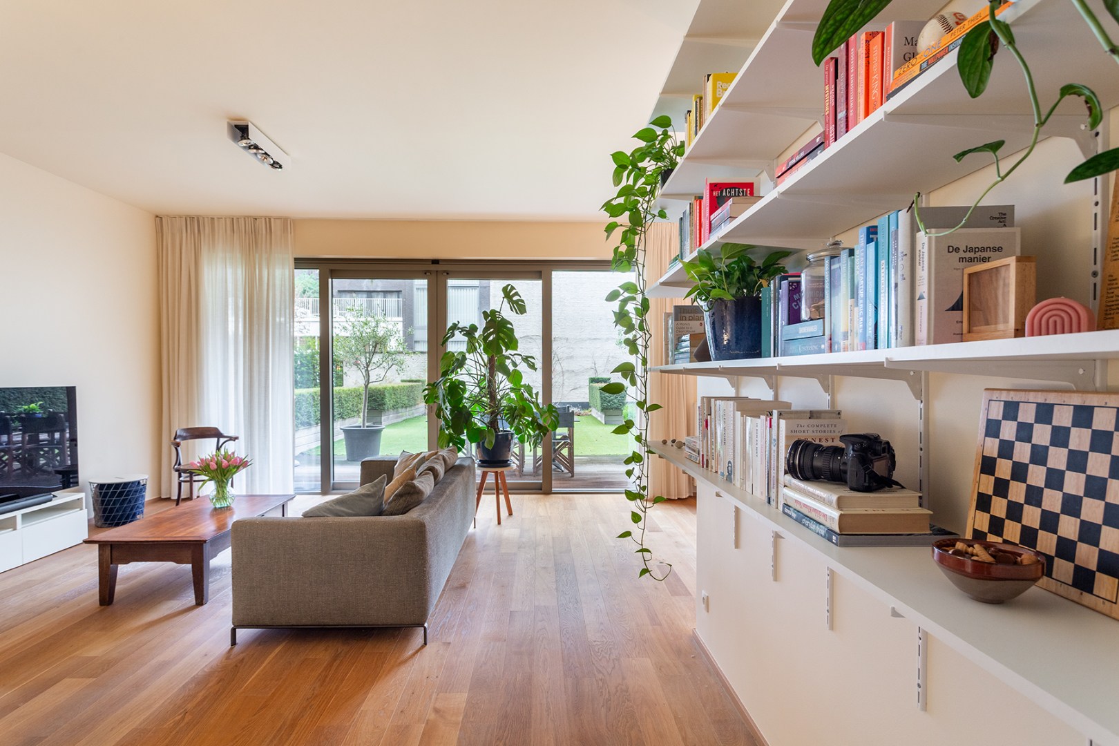 Gemeubeld gelijkvloers met grote buitenruimte op toplocatie - foto 5