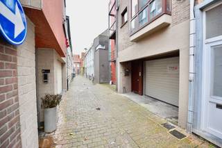 Een felbegeerde parkeerplaats in de drukke centrum van Eeklo gezocht? Wij bieden u de toegang aan tot de afgesloten garagebox in Eeklo! De...