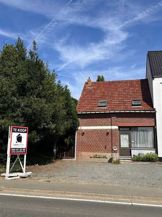 GEZELLIGE TE VERMODERNISEREN EENGEZINSWONING MET PRACHTIG TUIN EN BOS. Deze verder te renoveren halfopen bebouwing ligt langs de Aalstsesteenweg...