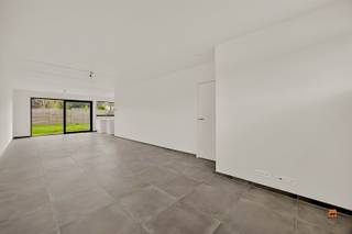 In een kleine rustige &amp; residentiële verkaveling bieden wij u deze woning te koop aan. <br />Kruisken is een zijstraat van de Schoonstraat, de weg tussen Evergem en Belzele. <br /><br />De ideale gezinswoning met een tuin, mooie woonkamer, open keuken (met eiland), wasplaats, toilet, berging en garage op de benedenverdieping. Boven zijn er 3 hele mooie ruime slaapkamers, een grote lichtrijke badkamer met luxueus wit lavabomeubel, mooie vloeren en betegeling rond bad en douche. Kraanwerk van bad en douche, én een ligbad dien je zelf te voorzien. Zo breng je een persoonlijke finishing touch aan de woning. <br /><br />De dakverdieping is afgewerkt als zolderruimte, toegankelijk met een gewone trap en kan u inrichten als extra slaapkamer, bureau of hobbyruimte. <br /> <br />Oppervlakte van het perceel is 213 m2. <br />Ruime bewoonbare oppervlakte van 204 m2 zorgt voor veel comfort. <br />De EPC-waarde van 90.00 en het energielabel A tonen aan dat de woning energiezuinig is.<br /><br />De woning beschikt over een garage en 2 parkeerplaatsen, er is een extra parking in de straat voor de bewoners en diens bezoekers. Goede oriëntatie, veel zonlicht, aangename buitenruimte. <br /><br />Ook de tuin, oprit en terras dient u nog zelf aan te leggen. <br /><br />Wenst u meer info, of een plaatsbezoek, bel Annemie 0477/345438 (of stuur whatsapp bij afwezigheid)