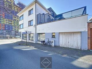 Verhuurd handelsgelijkvloers (Circa 153m2) met garage op INTERESSANTE ligging te Knokke-Heist met circa 5,5% rendement!<br /><br /><strong>INDELING:<br /><u><em>Gelijkvloers:</em></u></strong><br />Landschapsbureel - 3 afzonderlijke bureelruimtes - kitchenette - garagebox - afzonderlijke dames- en herentoiletten - garage.<br /><br /><u><strong>Opmerkingen:</strong></u><br /><strong>- ENERGIEZUINIG pand: Energielabel B!</strong><br />- Het pand is asbestveilig.<br />- Momenteel verhuurd (Circa 5,5% rendement)!<br />- Airco aanwezig.<br /><br />INTERESSANT aanbod aan zeer CORRECTE PRIJS! Aarzel zeker niet om ons te contacteren voor een bezoek ter plaatse: 050/70.01.02 - info@centro.be.