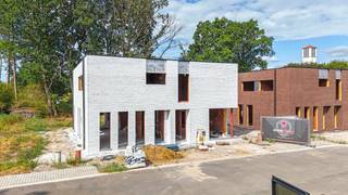 <p><span>Elke zondag welkom op ons kantoor van 10u-12u voor meer info over de nieuwbouwprojecten!<br /></span><br />Moderne nieuwbouwwoning in ruwbouw (HOB) met 3 slpks, zalig gelegen op een nieuwe verkaveling met een uitstekende bereikbaarheid naar winkels, scholen en de autosnelweg E313-E314!<br />Deze rustige gelegen half open bebouwing wordt opgetrokken in een lichte steen en bevindt zich op een perceel van 2.5 are met een zuidwestelijke oriëntatie.<br /><br />De strakke blok heeft een bruto bewoonbare oppervlakte van 156 m² en is praktisch opgedeeld.<br />Er werd rekening gehouden met een grote leefruimte met achteraan een gezellige keukenruimte verbonden met een ruime berging.<br /><br />Via de inkomhal met gastentoilet komt men in de living met aparte zithoek en eetkamer.<br />Vanuit de living vertrekt ook de trap naar boven. Langs de keuken bevindt er zich een praktische berging. Door de grote ramen is er een uitstekende lichtinval.<br />Op de eerste verdieping zijn er 3 slaapkamers waarvan 1 met dressing), een technische berging, een apart toilet en een badkamer.<br /><br />Deze ruwbouwwoning wordt opgeleverd met een vlak getrokken perceel dat onmiddellijke aanplanting toelaat.<br /><br />De Simone Reyndersstraat is een jonge verkaveling waar rust en wonen hand in hand gaan.<br />Boekt staat gekend als een rustig gedeelte van Heusden-Zolder met als grote troef de uitstekende bereikbaarheid van de autosnelweg richting Verkeerswisselaar E313-E314 = “Het Klaverblad”.<br />Als extraatje vertrekt men vanuit hier te voet richting natuur voor ene prachtige boswandeling en heeft men ook nog een echte warme bakker in de buurt!<br /><br />Deze compacte woningen zijn ideaal als starterswoningen : ook een school ligt gewoon om de hoek.<br />De woningen worden verkocht onder 12% schrijfgeld op de grond en 21% op de constructie!<br />Samenwerken met deze bouwheer is kiezen voor zekerheid en duidelijke afspraken; voor de snelle beslissers zijn aanpassingen binnen nog mogelijk.<br /><br />GELIJKVLOERS : inkomhal, gastentoilet, leefruimte met trap naar boven, eetkamer, keuken, grote berging<br />EERSTE VERDIEPING : nachthal, 3 slaapkamers ( waarvan 1 met dressing) , badkamer, berging, apart toilet<br />TUIN: aan te leggen<br /><br />Pluspunten:<br />-zeer rustige verkaveling, gelegen op het einde = doodlopend<br />-strakke en moderne stijl!<br />-zeer degelijke bouw<br />-156 m²<br />-aangename leefruimte- grote berging<br />-3 slaapkamers (waarvan 1 met dressing)<br />-goede ligging<br />-bij de autosnelweg alsook bij natuur en bos!<br />-grondwaarde aan 12%, enkel constructie onder 21%BTW<br />-regenwaterput en wadi<br /><br /><span>Maatregelen opgenomen in het Maatregelenregister: nee</span><br /><br />Voor een afspraak of meer info, bel ons op 078/78.78.70, of kom gewoon binnen op ons kantoor. Steeds welkom!</p>