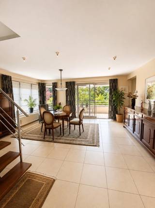 Ruim duplex appartement met 3 slaapkamers, 2 terrassen en autostaanplaats<br />Ontdek dit lichtrijke en ruime duplex appartement met een praktische indeling en alle comfort. Het appartement beschikt over 3 volwaardige slaapkamers, of kan ingericht worden als 2 slaapkamers en een bureau. Eén van de slaapkamers beschikt bovendien over een dressing.<br />De keuken sluit aan op een ruime berging. <br />De grote badkamer is voorzien van zowel een ligbad als een douche en een dubbele lavabo.<br /><br />Het appartement is uitgerust met twee terrassen aan zowel de voor- en achterzijde. Het zuid gerichte terras is uitgerust met een zonneluifel.<br />Daarnaast is het appartement voorzien van zonnewering.<br />Als extra troef hoort er een autostaanplaats bij het appartement.<br />Een ideale woonst voor wie op zoek is naar ruimte, comfort en een praktische indeling.