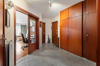 In Deurne vinden we dit goed onderhouden appartement op de eerste verdieping van een gebouw met lift. Dankzij het gunstige EPC-label B geniet je van een energiezuinige basis. Met enkele opfriswerken maak je van dit lichtrijke appartement helemaal jouw thuis.<br />De ruime inkomhal zorgt voor een aangenaam ontvangst, met voldoende plaats om alles netjes een eigen plek te geven. Verder beschikt het appartement over twee slaapkamers, een badkamer met vernieuwde douche, een apart toilet, ingerichte keuken en een terras. De elektrische rolluiken zorgen voor extra privacy en comfort.<br />Ook aan praktisch gemak is gedacht: er is een fietsenberging en de garage is inbegrepen in de prijs. Je wagen een eigen plek, je fiets netjes opgeborgen. En daarnaast nog extra opbergruimte in de kelder.<br /><br />Zin om de mogelijkheden zelf te ontdekken? Contacteer ons en plan je bezoek via 0487/93.35.43 of via britt@jamar.immo.<br /><br />vg, wg, gmo, gvkr, vkv, geen overstromingsgebied, geen vermelding maatregelenregister
