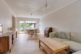 <p><span>PRIMA ONDERHOUDEN, INSTAPKLARE HALFOPEN BEBOUWING MET 3 SLAAPKAMERS EN LEUKE TUIN.</span></p><p><span>Gelegen in aangename, kindvriendelijke woonwijk met enkel plaatselijk verkeer te Kalfort (Puurs-Sint-Amands). </span></p><p><span>Scholen, supermarkten, winkels, ... zijn bereikbaar binnen wandelafstand. Vlotte bereikbaarheid dankzij de nabijheid van de N16 en A12.</span></p><p><span> </span></p><p><span>Gelijkvloers: Inkomhal / aangename en lichtrijke leefruimte met eetplaats en salon (28 m²) / recent vernieuwde keuken met combi-oven, inductiekookplaat met geïntegreerde dampkap, vaatwasser, ... / wasplaats - bergruimte / toilet</span></p><p><span>1ste verdieping: Nachthal / 3 slaapkamers (4,2 x 3m; 3,3 x 2,6m; 3,5 x 3,3m) / badkamer met wastafel en ligbad met douchestang.</span></p><p><span>2de verdieping: Ruime zolder met mogelijkheid tot creatie bijkomende slaapkamer mits creatie trap.</span></p><p><span>Handige garage.</span></p><p><span>Aangename tuin met westelijke oriëntatie en terras.</span></p><p><span>Uitweg achteraan perceel.</span></p><p><span> </span></p>