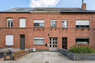 <p><span>Deels gemoderniseerde woning met 3 slaapkamers in Sint-Katelijne-Waver, vlakbij het bruisende Mechelen.</span></p><p><span> </span></p><p><span>Deze veelzijdige woning, momenteel opgedeeld in twee appartementen, biedt tal van mogelijkheden zoals bv. eigen bewoning, co-housing, kangoeroewonen of investering. Het gelijkvloerse appartement met een oppervlakte van 59 m² omvat een gezellige woonkamer met open keuken, een badkamer en een slaapkamer die rechtstreeks uitgeeft op de aangename tuin. Op de eerste verdieping bevindt zich het duplexappartement met een oppervlakte van 106 m² met een lichtrijke leefruimte, open keuken, badkamer en veranda. De tweede verdieping omvat een nachthal, twee volwaardige slaapkamers, een technische berging en een ruime zolderberging. De ligging is een absolute troef: centraal in Sint-Katelijne-Waver, op een boogscheut van Mechelen, en in de nabijheid van scholen, winkels, sport- en ontspanningsmogelijkheden. </span></p><p><span> </span></p><p><span>Dankzij de vlotte bereikbaarheid via openbaar vervoer, treinstation, belangrijke verbindingswegen en de fietsostrade bent u bovendien snel in zowel Brussel als Antwerpen. Een unieke kans voor wie op zoek is naar een woning of investering met potentieel, op een toplocatie.</span></p><p><span> </span></p><p><span>Bezoek enkel na afspraak, vrijblijvende info op kantoor: 015/755 444 of <span>info@immovercammen.be</span></span><span>  </span></p><p><span> </span></p>